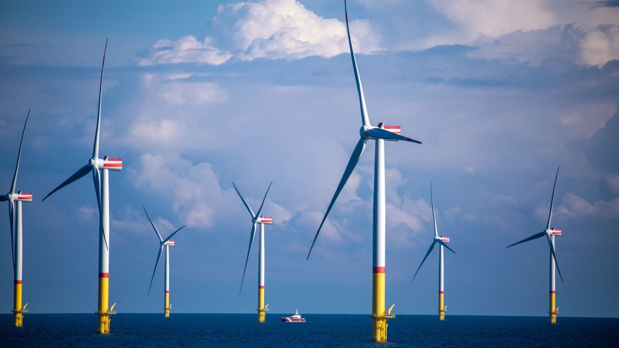 Windräder stehen zwischen den Inseln Rügen und Bornholm in der Ostsee, Aufnahme vom 29. August 2020