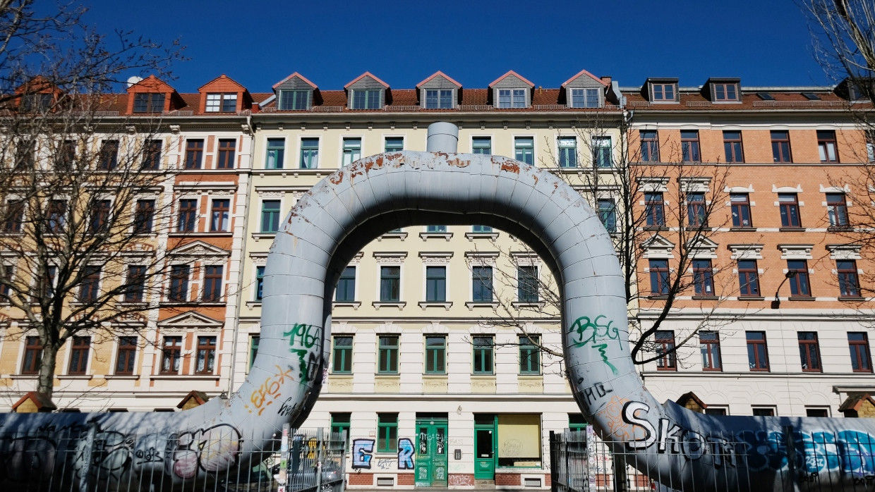 Eine Fernwärmeleitung in einem Wohngebiet in Leipzig: Fernwärme bleibt ein Sorgenkind.