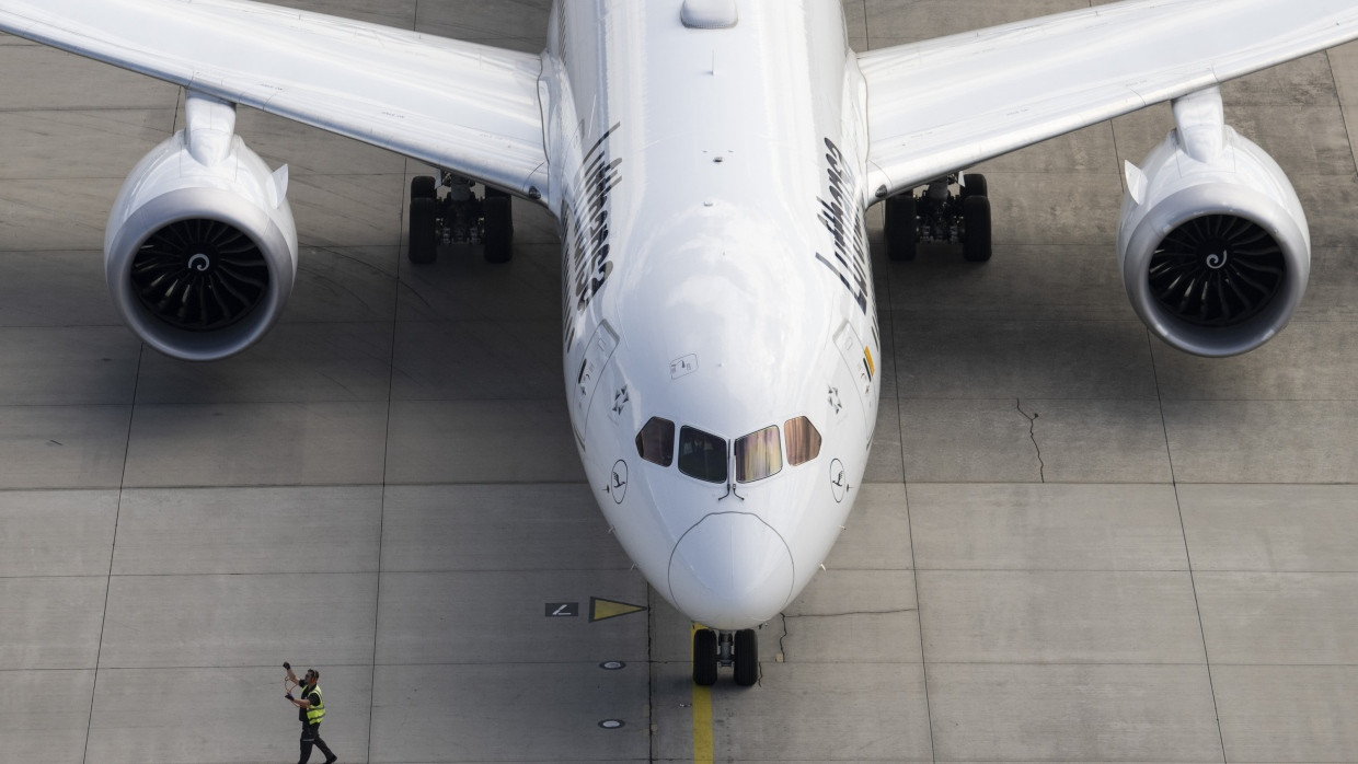 Viele Ausfälle zum Verdi-Warnstreik erwartet: Ein Lufthansa-Flugzeug in Frankfurt.