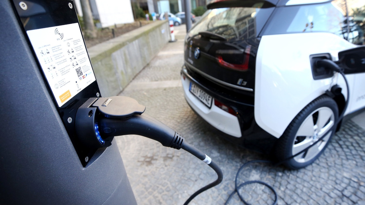 Lädt noch: Ein Elektroauto tankt Strom in Essen.