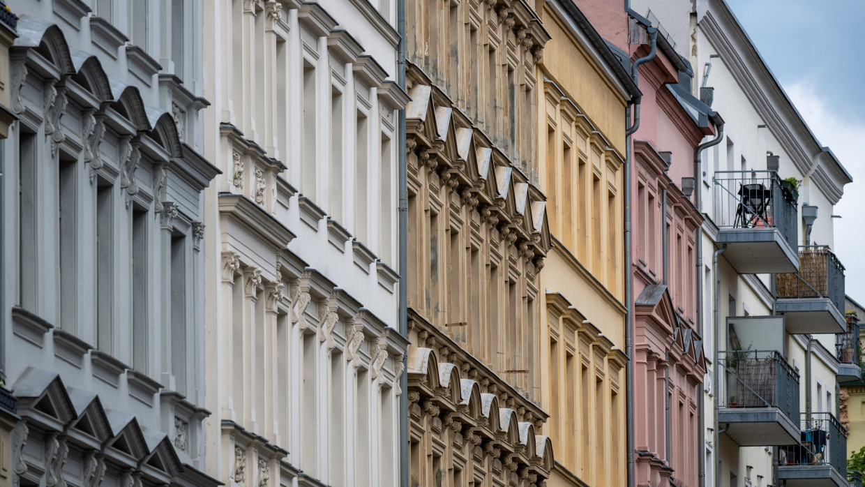 Blick auf sanierte Fassaden der Altbauwohnungen im Berliner Bezirk Prenzlauer Berg.