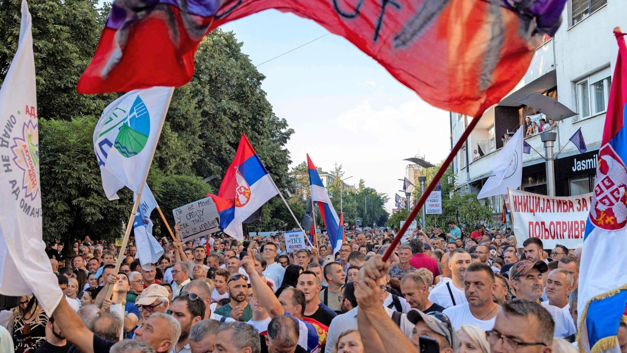 Massenproteste in Loznica: Tausende demonstrieren Ende Juni 2024 gegen das Vorhaben der Regierung, in der Region Lithium abzubauen.