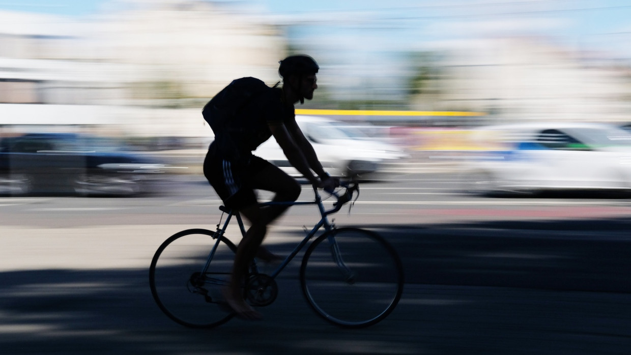 Ohne Rücksicht unterwegs: Ein Radfahrer hat in Frankfurt mehrere Menschen angegriffen (Symbolbild).