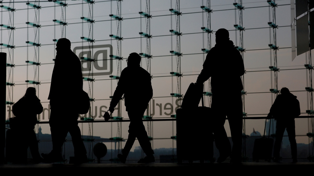 Brauchen wieder starke Nerven: Bahnreisende am Montag am Berliner Hauptbahnhof.