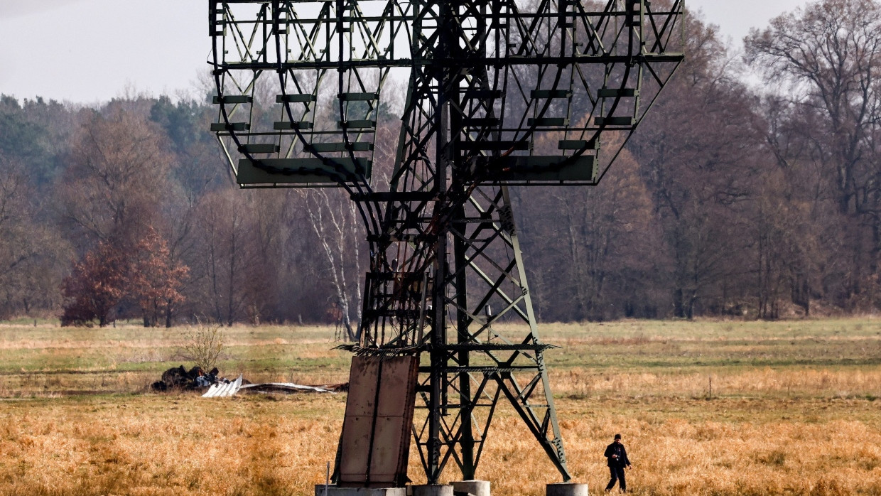 Der  beschädigte Strommast nahe des Tesla-Werks in Brandenburg