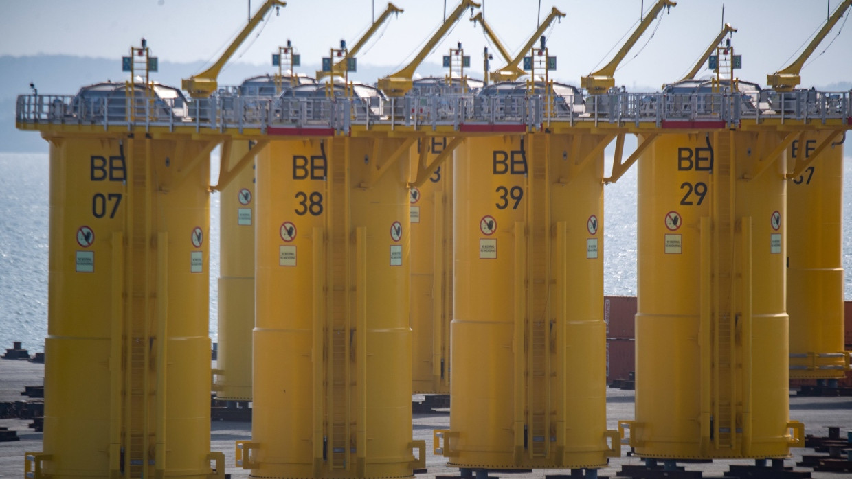 Verbindungsstücke für die Windkraftanlagen des Windparks Baltic Eagle stehen im Hafen Port Mukran auf der Insel Rügen.