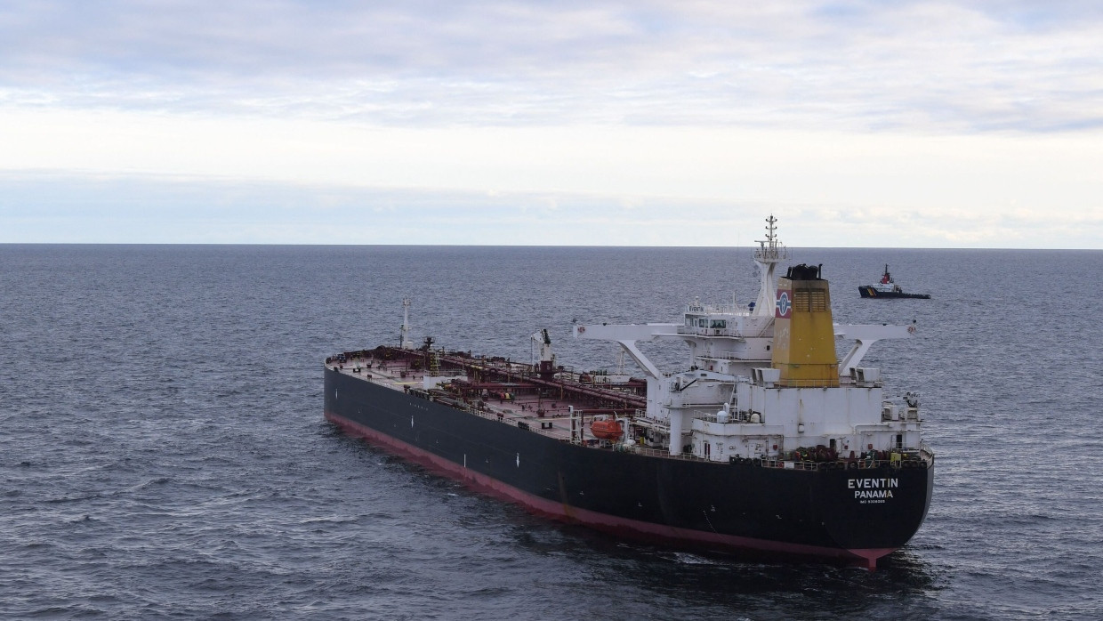 Der havarierte Tanker Eventin vor der Küste von Rügen