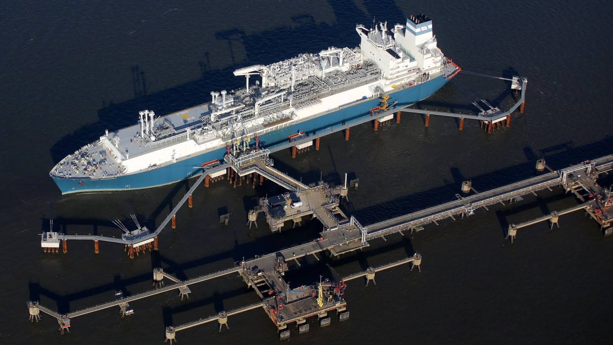 Luftaufnahme des LNG-Speicher- und Verdampfungs-Schiffes „Höegh Esperanza“ am Flüssiggas-Terminal Wilhelmshaven.