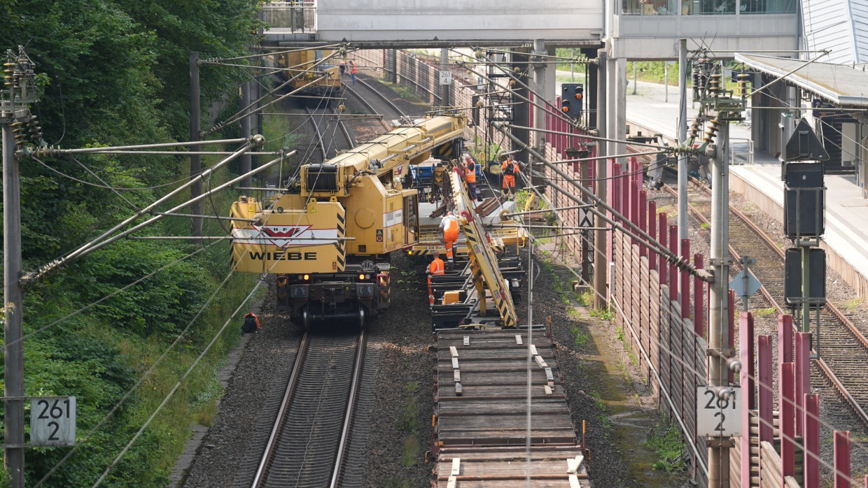 Schon im vergangenen Jahr gab es Bauarbeiten an der Bahnstrecke Hamburg-Berlin. Nun nehmen sie stärker Fahrt auf.