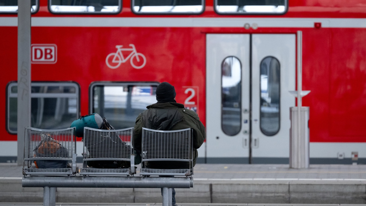 Ein Mann wartet auf einem Bahnsteig am Hauptbahnhof in München.