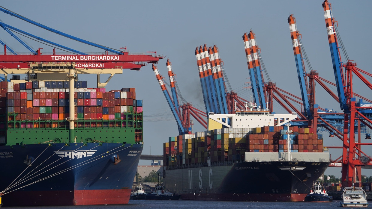 Hamburger: Zwei Containerschiffe liegen an einem Containerterminal im Hafen.