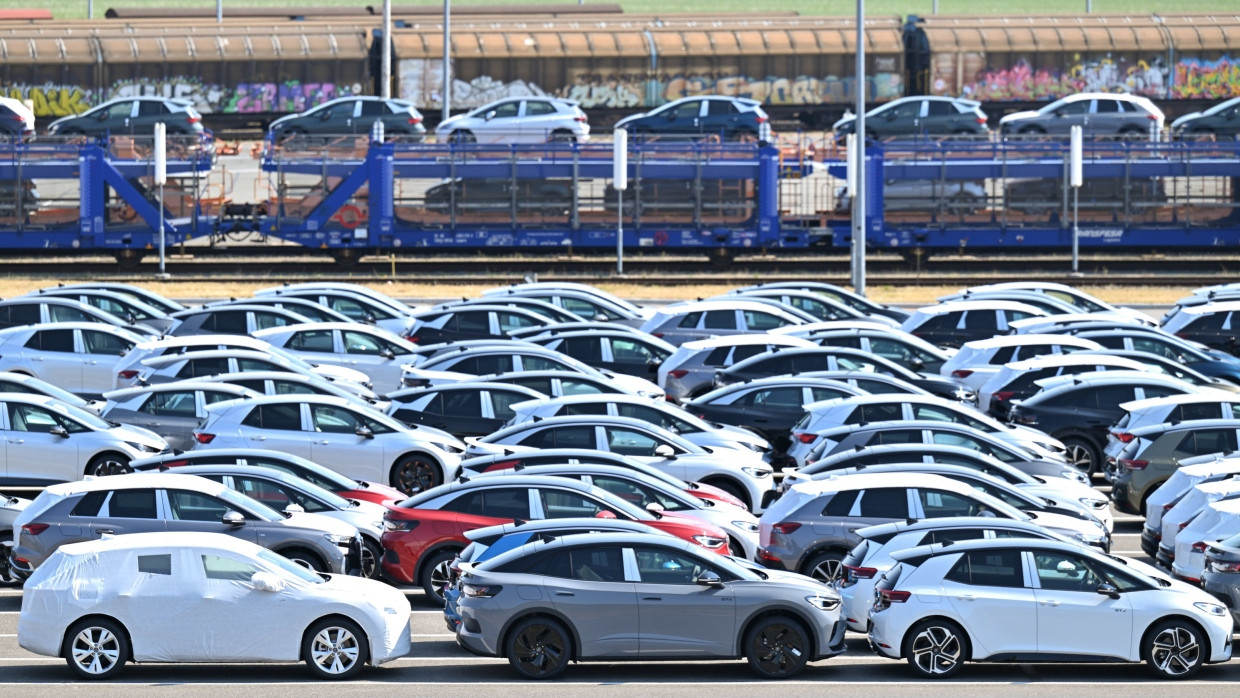 Sind sie schuld? Neue Elektroautos im Volkswagen Werk in Zwickau