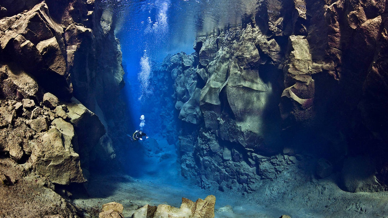 Im klaren Wasser: Taucher in der Silfra-Spalte auf Island