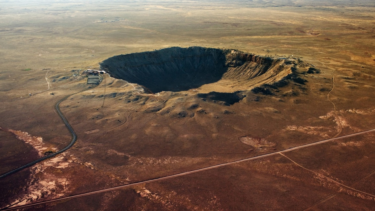 Der Barringer-Krater in Arizona wurde vor rund 50.000 Jahren von einem Objekt geschlagen, das ähnlich groß war wie der jetzt ins Gerede gekommene Asteroid 2024 YR4. Anders als dieser war das Barrigner-Bolide aber ein Metallmeterorit.