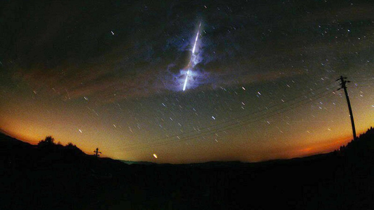 Einzigartiges Naturphänomen - Ein Meteoritenstreif am Himmel.