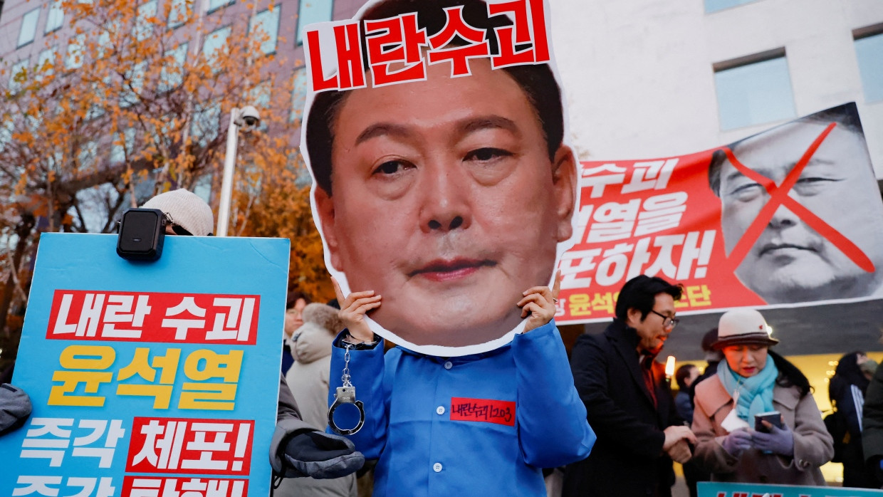 Ein Demonstrant fordert in Seoul die Absetzung des südkoreanischen Präsidenten Yoon Suk-yeol.