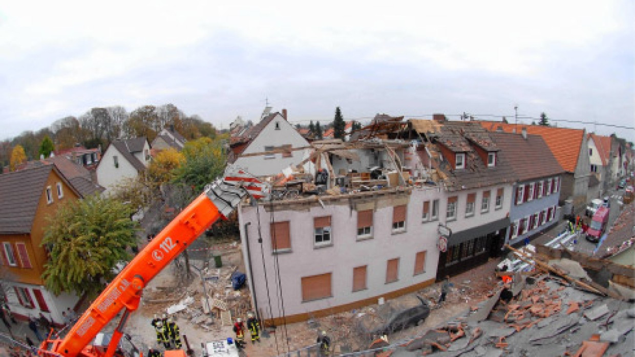 Das bei Gasexplosion im Dachgeschoss schwer beschädigte Wohnhaus in Frankfurt-Sindlingen