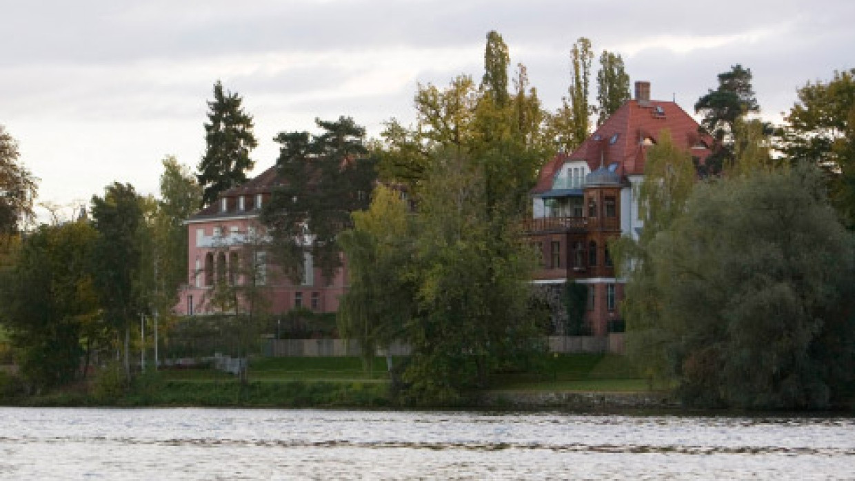 Ein öffentlicher Weg versperrt den Villenbesitzern den Zugang zum See