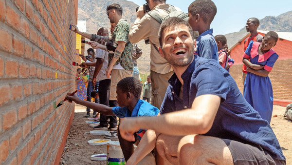 Tim Nießner bei der Eröffnung einer Schule in Malawi