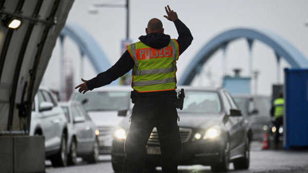 Grenzkontrollen eingeführt: Polizist am deutsch-polnischen Grenzübergang „Stadtbrücke“ am 16. September 2024