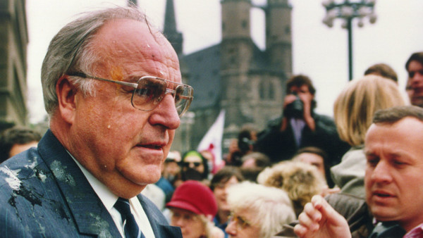 Eier auf den Kanzler, aber mit einer Entschuldigung war es getan: Helmut Kohl am 16. Juni 1991 in Halle