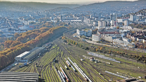 Ungewisse Planungen: Schienen in Stuttgart werden geschützt, obwohl es sie bald nicht mehr geben soll.