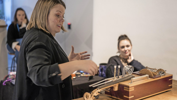 Selbst gebaut: Geräuschemacherin Simone Nowicki führt die Wunder ihrer Soundbox vor.