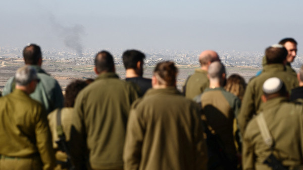 Israelische Soldaten schauen am 8. Januar 2025 auf Beit Hanoun im Gazastreifen.