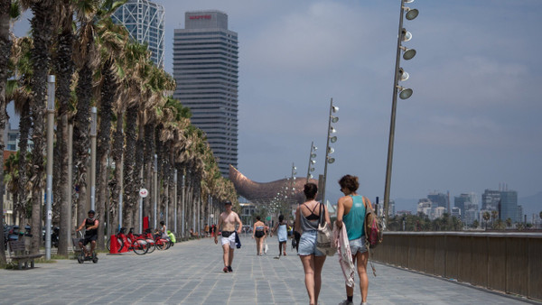 Mehr Zeit zum Flanieren an Strandpromenaden - so könnte die Zukunft vieler Spanier aussehen