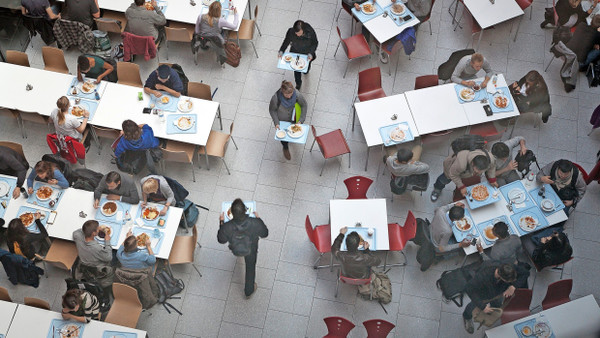 Mahlzeit: Studenten in der Mensa der Universität Leipzig