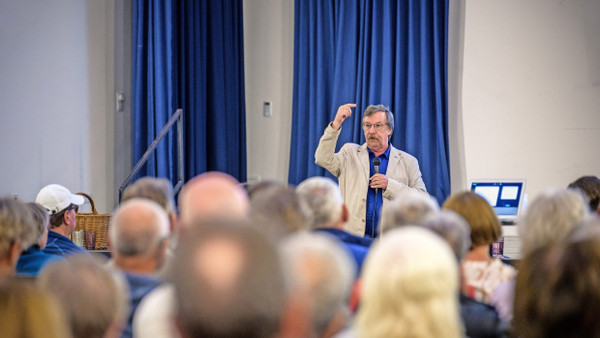 Thema Stromautobahnen: Werner Neumann vom BUND spricht in Marxheim darüber, wie der Netzausbau die Gegend treffen kann.