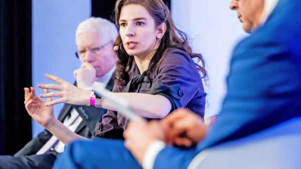 Die Erinnerung an Auschwitz darf nicht verblassen: Josef Schuster (Präsident Zentralrat der Juden, l.), Marina Weisband (Autorin) und Marc Grünbaum (Vorsitzender der Jüdischen Gemeinde Frankfurt) während einer Diskussion.