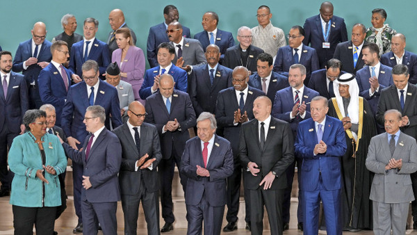 In der ersten Reihe: die Ministerpräsidentin von Barbados Mottley, der britische Premierminister Starmer, UN-Klimachef Stiell, UN-Generalsekretär Guterres, Aserbeidschans Präsident Alijew, der türkische Präsident Erdoğan und der pakistanische Regierungschef Sharif in Baku