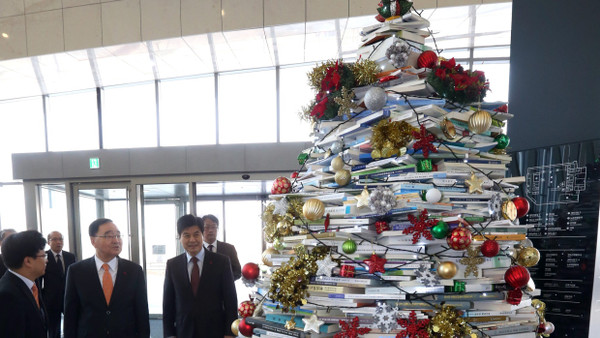 Ein Traum: Weihnachtsbaum aus Bücher in der südkoreanischen Nationalbibliothek in Sejong im Januar 2015