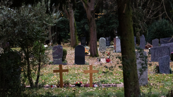 Gräber mit Grabsteinen und Kreuzen auf dem Friedhof Westhausen.