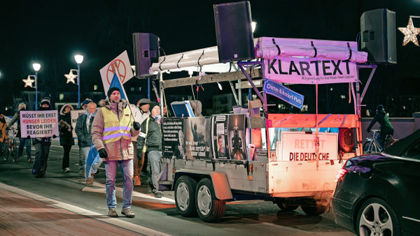 Seit 2022 gibt es die Frankfurter „Montags­spaziergänge“. Während der Pandemie kamen oft Tausende zum Protest, heute demon­striert nur noch der „harte Kern“.