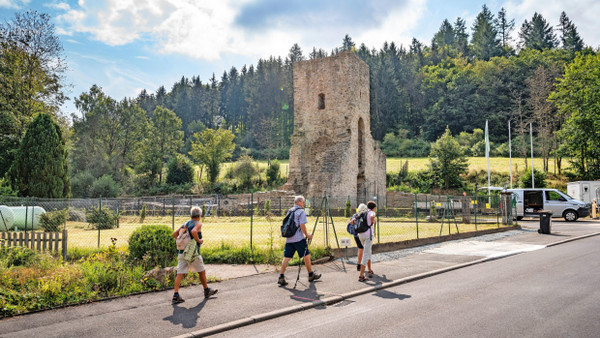 Aufwendig saniert: Wanderer vor der Kirchenruine Landstein bei Weilrod im Taunus, die am Wochenende der Öffentlichkeit übergeben wird