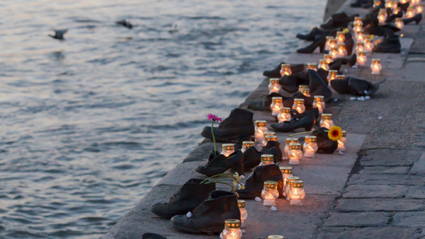 Die Schuhe am Donauufer sind ein Mahnmal in Budapest, das an die Pogrome gegen Juden in Ungarn während des Zweiten Weltkriegs erinnert.