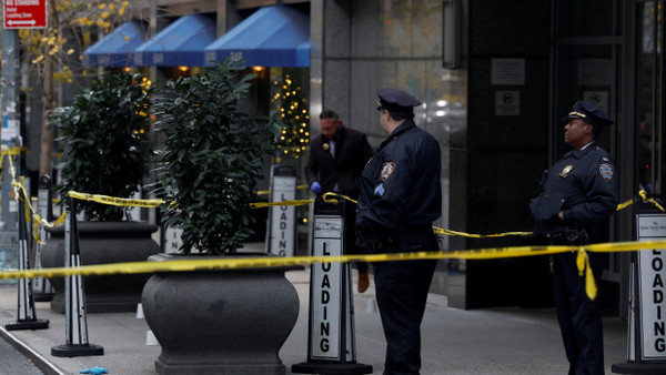 Polizeibeamte stehen am Tatort in New York.