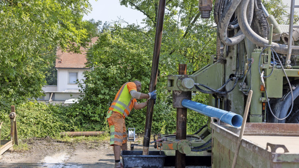 Bis zum Grundwasser: Probebohrung für einen Saug- und Schluckbrunnen in Hofheim am Taunus