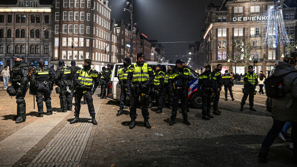 Polizisten sind in der Silvesternacht in Amsterdam im Einsatz.