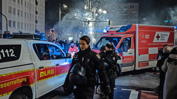 In Gefahr: Einsatzkräfte in der Silvesternacht in Frankfurt