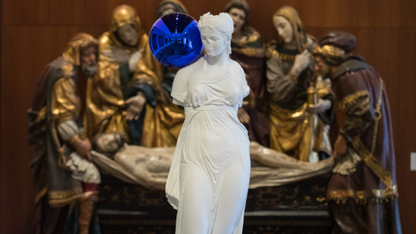 Spiegel des Raums und der Zeit: Der antike Statuentorso einer Frau stand in Picassos Schloss, bevor sie Jeff Koons in Gips abgießen ließ