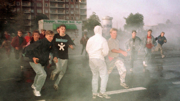 Jugendliche werden am Abend des 24. August 1992 bei Ausschreitungen vor dem Asylbewerberheim in Rostock-Lichtenhagen von der Polizei mit Traenengas vertrieben