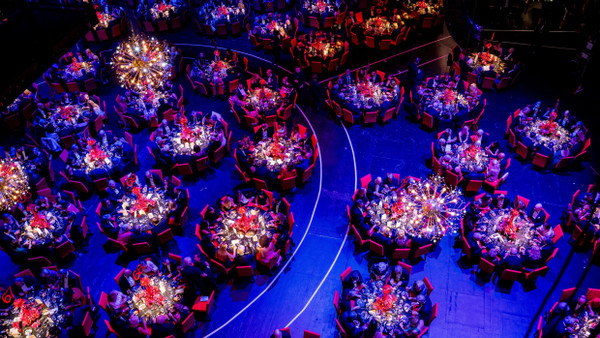 Die Drehbühne, diesmal in feuerrot dekoriert, bot 850 Gästen Platz für ein Galadinner mit ausgeklügelter Kellner-Choreographie, zahlreiche Unternehmen haben zur Ausstattung beigetragen.