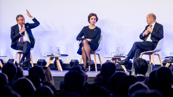 Fordert vom Kanzler entschlosseneres Handeln: Michel Friedman, Sarah Maria Sander und Bundeskanzler Olaf Scholz bei einer Podiumsdiskussion.