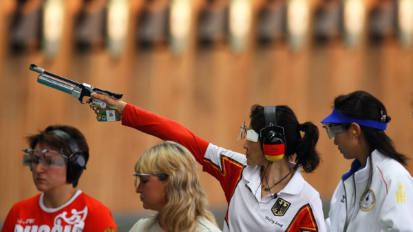 Ja, wo schießen sie denn? Luftpistolenschießen bei der Olympiade 2008 in Peking.