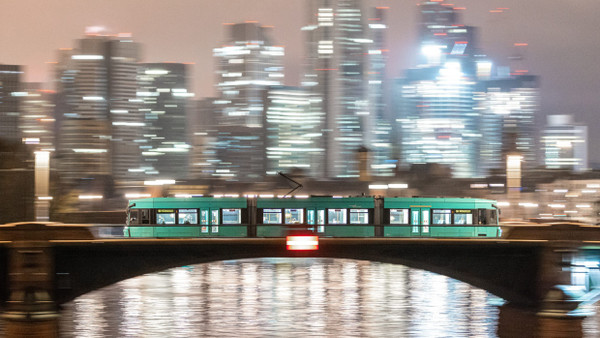 Fahrt mit Skylineblick: Frankfurter Studenten befürchten das Aus für ihr Semesterticket.