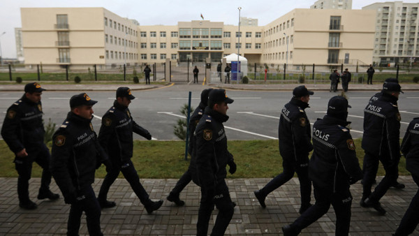 Polizisten laufen am 17. Januar 2025 in Baku an dem Gerichtsgebäude vorbei, in dem ein Prozess gegen 16 Armenier beginnen soll.