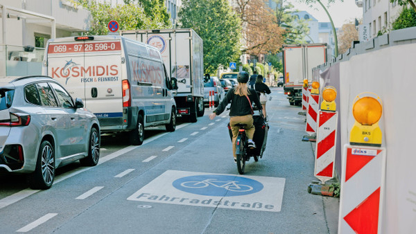 Durch diese Gasse müsst ihr kommen: Solche engen Passagen gibt es täglich im Kettenhofweg ...